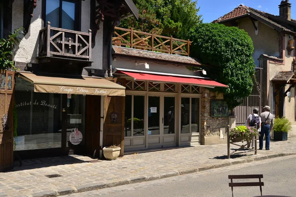 Barbizon, France - july 21 2017 : picturesque village — Stock Photo, Image