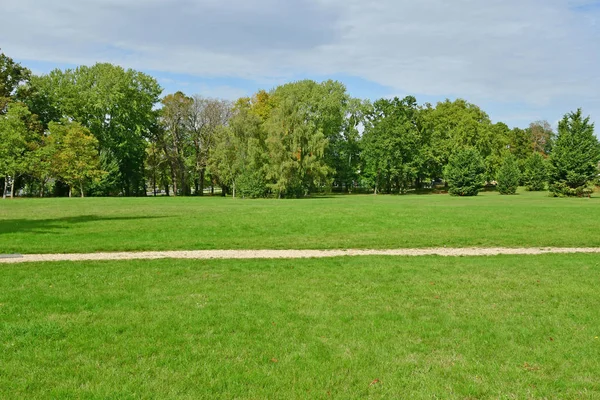 Les Mureaux; Francia - 29 de septiembre de 2017: Becheville park in aut — Foto de Stock