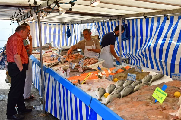 Verneuil sur Seine; Francia - 5 luglio 2017: centro città — Foto Stock