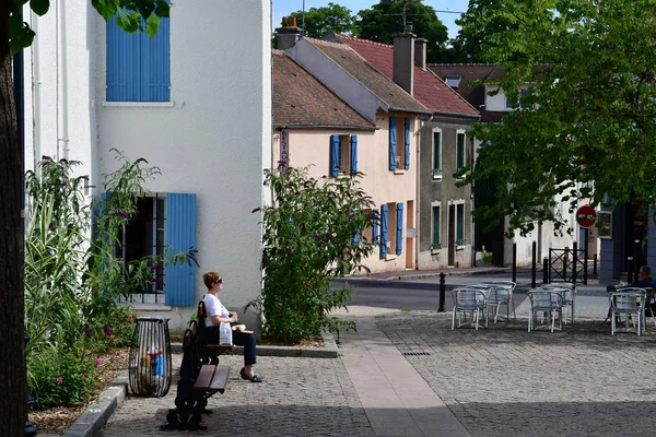 Verneuil sur Seine; Francie - 5 červenec 2017: centrum města — Stock fotografie