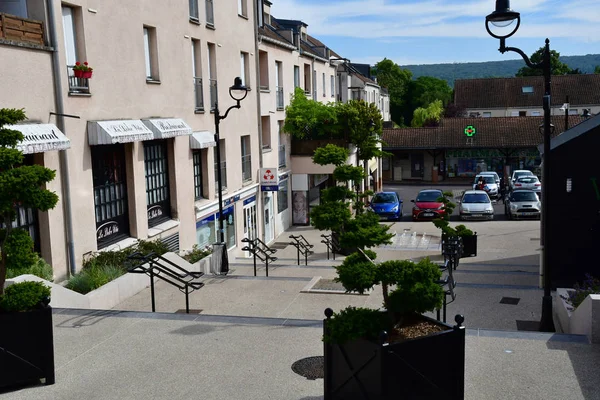 Verneuil sur seine; Frankreich - 5. Juli 2017: Stadtzentrum — Stockfoto
