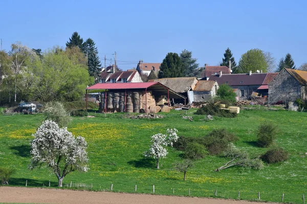 Montjavoult, França - 3 de abril de 2017: pitoresca aldeia em spr — Fotografia de Stock