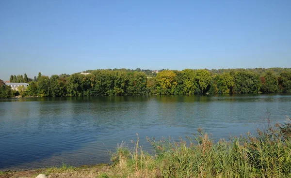 Les Mureaux; France - september 30 2011 : Seine riverside — Stock fotografie