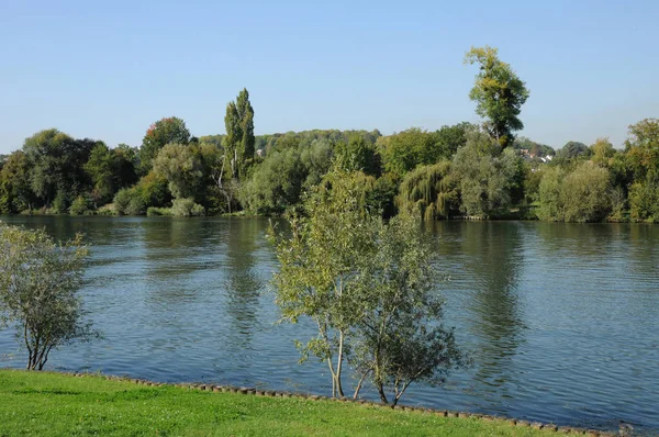 Les mureaux; france - 30. September 2011: seine Flussufer — Stockfoto