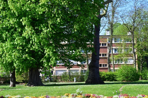 Verneuil sur Seine; Francia 9 de abril de 2017: pintoresco centro de la ciudad — Foto de Stock