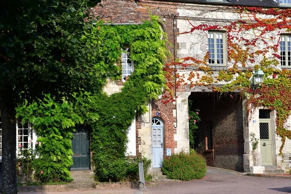 Beaumont en Auge; Francia - 8 agosto 2016: pittoresco villaggio i — Foto Stock