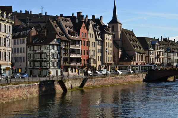 Estrasburgo, Francia - 28 de julio de 2017: pintoresco centro de la ciudad —  Fotos de Stock