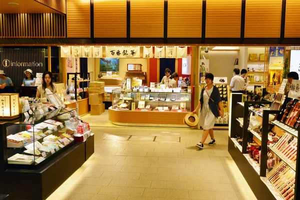 Kanazawa, Japón - agosto 2017: centro comercial de la estación de tren —  Fotos de Stock