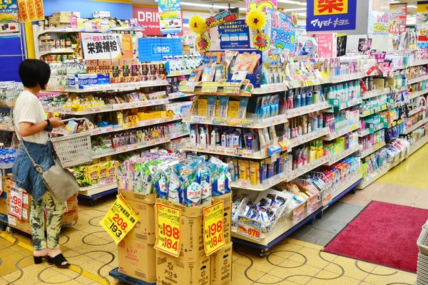 Himeji; Japão - 7 de agosto de 2017: rua comercial — Fotografia de Stock