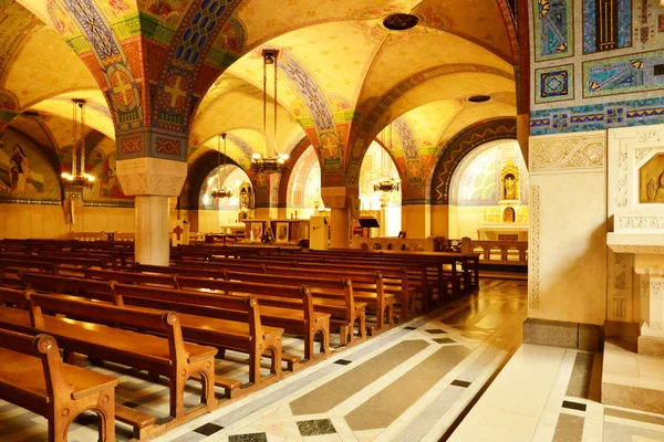 Lisieux; Francia - 17 de julio de 2017: Basílica de Santa Teresa —  Fotos de Stock