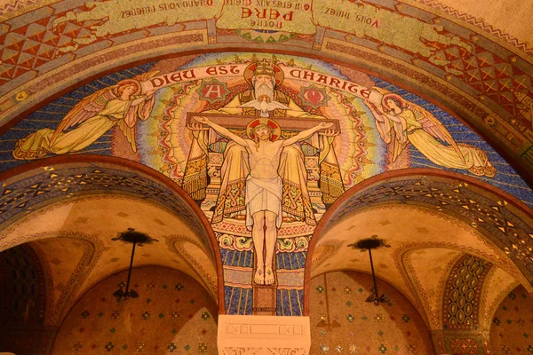 Lisieux; Francia - 17 de julio de 2017: Basílica de Santa Teresa — Foto de Stock