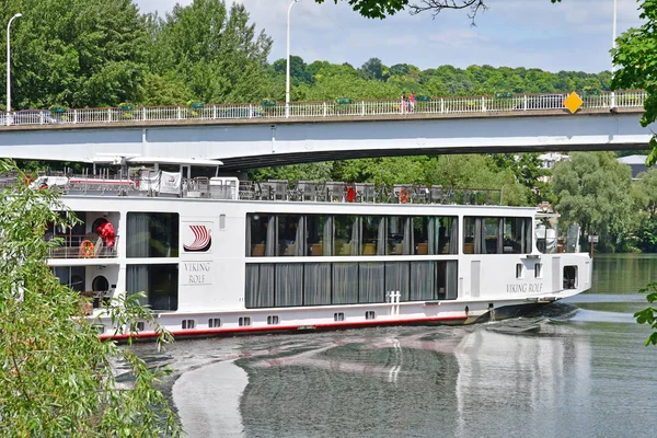 Les Mureaux, Francia - 17 de junio de 2017: barco turístico en el Sena —  Fotos de Stock