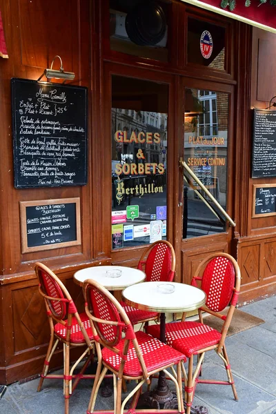 París; Francia - 22 de diciembre de 2017: restaurante en el Marais dist —  Fotos de Stock
