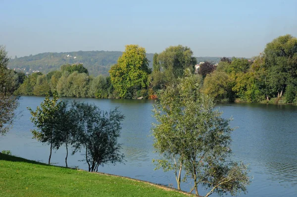 Les Mureaux; France - september 29 2011 : Seine riverside — Stock Photo, Image