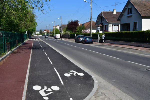 Verneuil sur Seine; Francie - 9 duben 2017: pruhu pro cyklisty — Stock fotografie