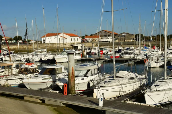 Ars en Re; Francia - 25 de noviembre de 2017: pintoresco pueblo en wi — Foto de Stock