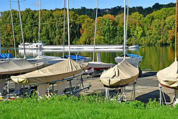 Les Mureaux, France - october 13 2017 : Seine riverside — Stock fotografie