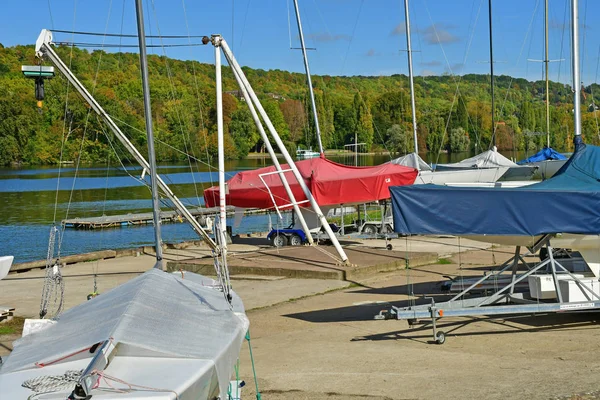 Les Mureaux, France - october 13 2017 : Seine riverside — Stock Photo, Image