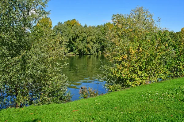 Les Mureaux, France - october 13 2017 : Seine riverside — Zdjęcie stockowe