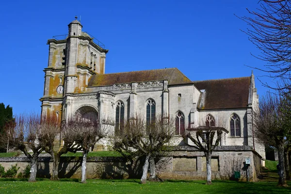 Montjavoult, França - 3 de abril de 2017: pitoresca aldeia em spr — Fotografia de Stock