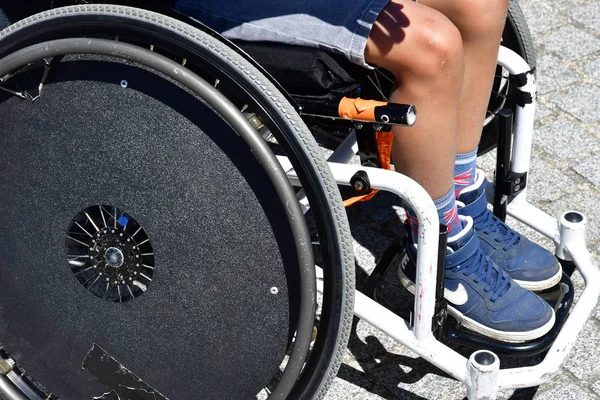 Les Mureaux, Francia - 10 de junio de 2017: persona con discapacidad — Foto de Stock