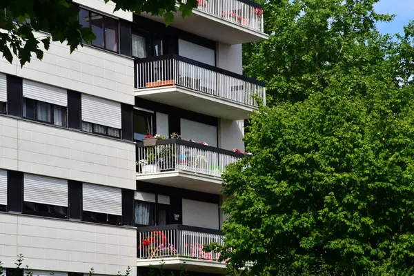 Verneuil sur Seine; França - 5 de julho de 2017: centro da cidade — Fotografia de Stock