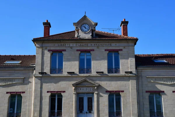 Verneuil sur seine; france - 9. April 2017: malerische stadt cen — Stockfoto