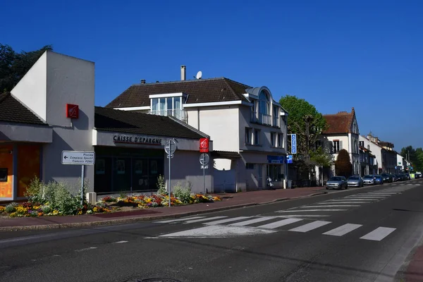 Verneuil sur Seine; Frankrijk - april 9-2017: pittoreske stad cen — Stockfoto