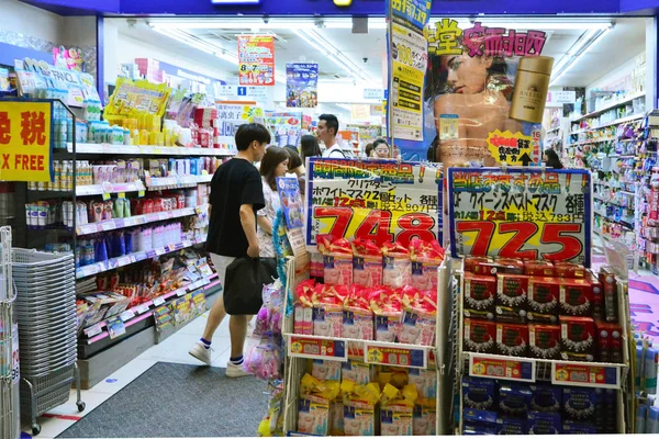 Osaka, Japão - 4 de agosto de 2017: Tenjinbashisuji street — Fotografia de Stock