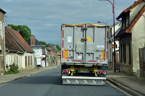 Suzay, Francia - 8 de agosto de 2019: la carretera D 6014 — Foto de Stock