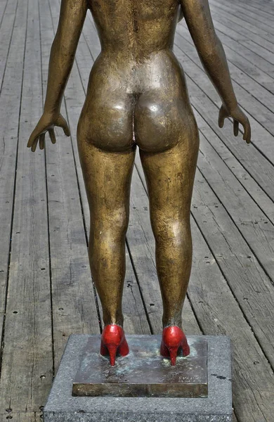Oslo; Norway - august 8 2019 : statue of a naked woman — Stock Photo, Image