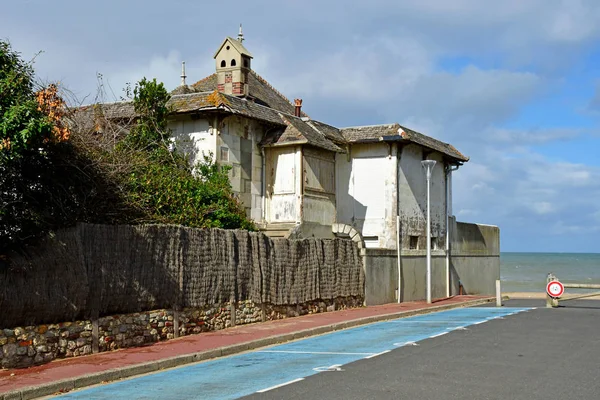 Blonville sur Mer, Francie - září 27 2019: malebný mlýn — Stock fotografie