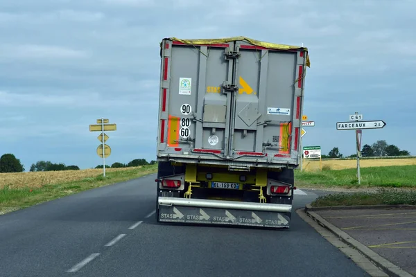 Suzay, Francia - 8 de agosto de 2019: la carretera D 6014 — Foto de Stock