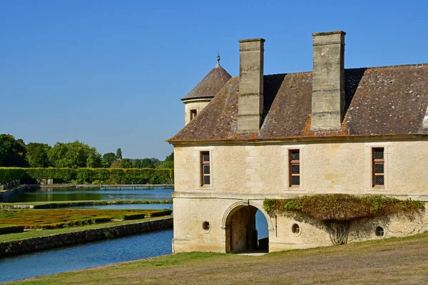 Villarceaux, Frankreich - 9. September 2019: historische Burg — Stockfoto
