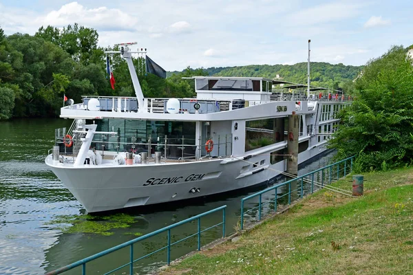 Les Andelys, Francia - 8 agosto 2019: turismo fluviale — Foto Stock