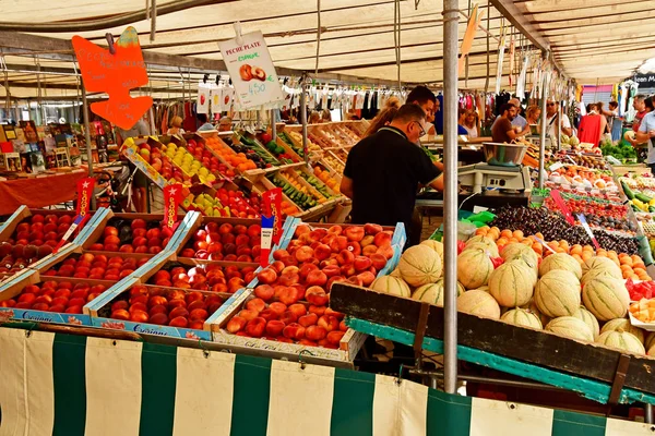 Saint Germain en Laye; France - august 4 2019 : market — Stock Photo, Image