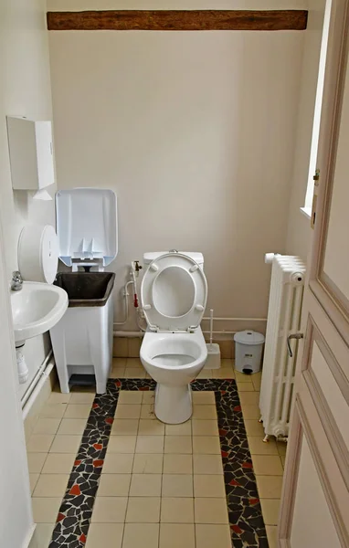Les Mureaux; Frankrijk - 25 mei 2019: toilet — Stockfoto