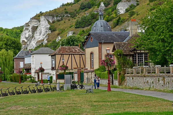 Les Andelys, Frankrike - 8 augusti 2019: pittoresk sommarstad — Stockfoto