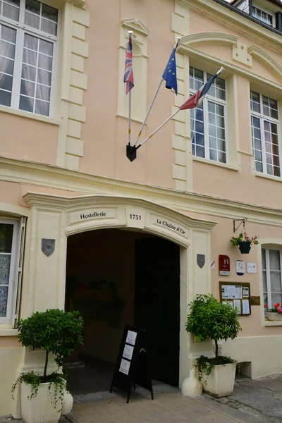 Les Andelys, Francia - 8 agosto 2019: pittoresca città d'estate — Foto Stock