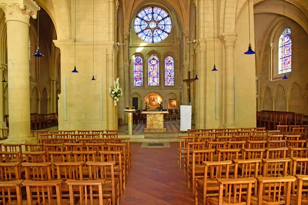 Louveciennes; Francia - 9 de septiembre de 2019: iglesia — Foto de Stock