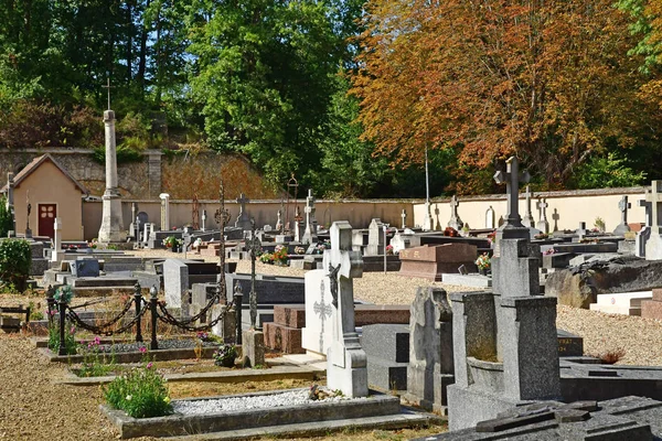 Louveciennes; Frankrike - 9 september 2019: kyrkogård — Stockfoto