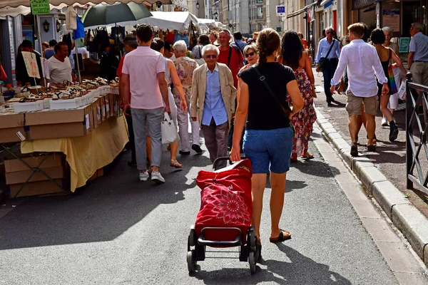 Saint germain en laye; frankreich - 4. august 2019: markt — Stockfoto