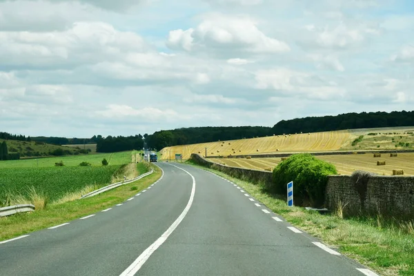 Les Thilliers en Vexin, France - august 8 2019 : the D 6014 road — Stock Photo, Image