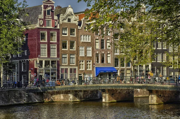 Amsterdam, Paesi Bassi - 16 novembre 2018: pittoresca città in w — Foto Stock