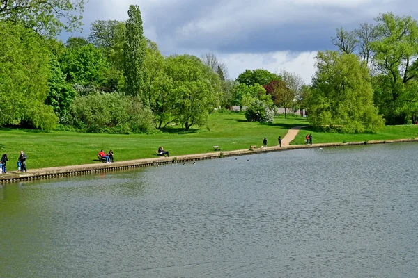 Londýn; Hampstead, Anglie - květen 5 2019: Hampstead Heath — Stock fotografie