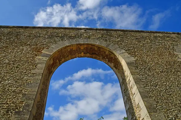 Louveciennes; France - september 9 2019 : aqueduct — стокове фото