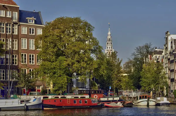 Амстердам, Нидерланды - 16 ноября 2018 года: живописный город в — стоковое фото