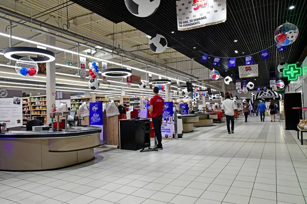 Orgeval; Francja - czerwiec 24 2019: centrum handlowe — Zdjęcie stockowe