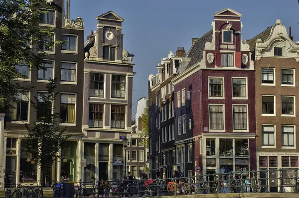 Amsterdam, Nederländerna - november16 2018: pittoresk stad i w — Stockfoto