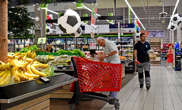 Orgeval; Francia - 24 de junio de 2019: el centro comercial —  Fotos de Stock